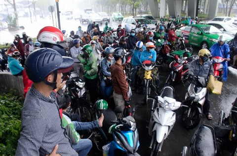Nhiều xe bị ngã trong cơn mưa vàng bất ngờ ở TP.HCM - Ảnh 6. Nhiều xe bị ngã trong cơn mưa vàng bất ngờ ở TP.HCM - Ảnh 6.