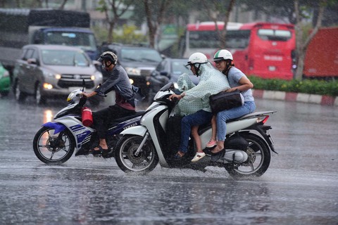 TP.HCM xuất hiện mưa vàng giải nhiệt - Ảnh 1. TP.HCM xuất hiện mưa vàng giải nhiệt - Ảnh 1.