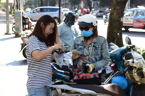 Shopee vừa thu phí người bán, Tiki tuyên bố miễn phí trong hai năm - Ảnh 1. Shopee vừa thu phí người bán, Tiki tuyên bố miễn phí trong hai năm - Ảnh 1.