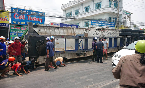 Tài xế xe container lật đè chết 3 bà cháu dương tính với ma túy - Ảnh 1. Tài xế xe container lật đè chết 3 bà cháu dương tính với ma túy - Ảnh 1.