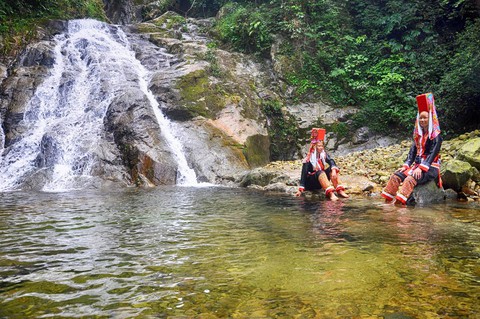 Khởi tố hai trai bản chặn đánh khách tham quan thác Bạch Vân - Ảnh 2. Khởi tố hai trai bản chặn đánh khách tham quan thác Bạch Vân - Ảnh 2.