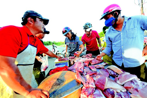 Tiểu thương bán thực phẩm không an toàn nhiều lần sẽ bị cấm kinh doanh - Ảnh 1. Tiểu thương bán thực phẩm không an toàn nhiều lần sẽ bị cấm kinh doanh - Ảnh 1.