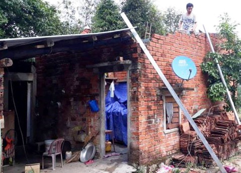 Lốc xoáy ở Quảng Nam khiến nhà tốc mái, lúa hư hại - Ảnh 1. Lốc xoáy ở Quảng Nam khiến nhà tốc mái, lúa hư hại - Ảnh 1.