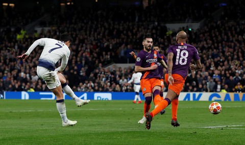 Chiêm ngưỡng trận đại chiến Tottenham - M.C qua ảnh - Ảnh 10. Chiêm ngưỡng trận đại chiến Tottenham - M.C qua ảnh - Ảnh 10.