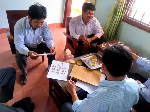Bốn người tìm thấy hộp vàng trong bao lúa được chia theo luật - Ảnh 2. Bốn người tìm thấy hộp vàng trong bao lúa được chia theo luật - Ảnh 2.
