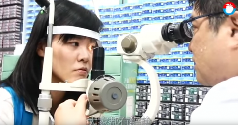 Phát hiện ong ký sinh trong mắt người, say sưa hút nước mắt - Ảnh 1. Phát hiện ong ký sinh trong mắt người, say sưa hút nước mắt - Ảnh 1.