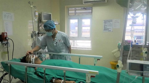 Cứu sống nam thanh niên bị thanh sắt to đâm thấu ngực - Ảnh 2. Cứu sống nam thanh niên bị thanh sắt to đâm thấu ngực - Ảnh 2.