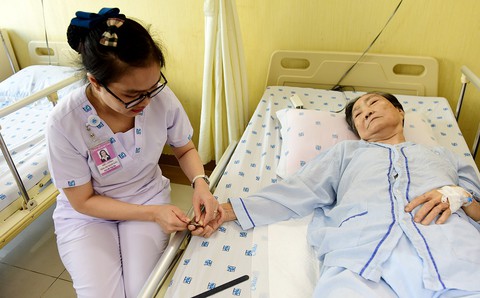 Thu phí người nuôi bệnh, nên không? - Ảnh 3. Thu phí người nuôi bệnh, nên không? - Ảnh 3.