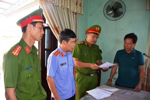 Bắt 3 cán bộ đền bù khống dự án khu dân cư - Ảnh 1. Bắt 3 cán bộ đền bù khống dự án khu dân cư - Ảnh 1.