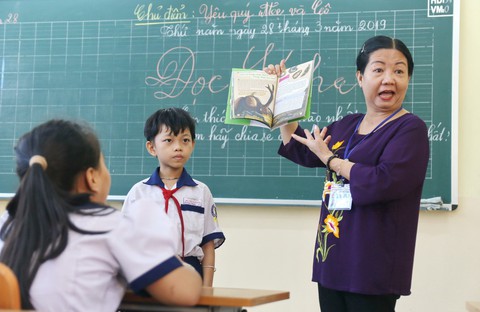 Đưa sách vào khắp nơi trong trường để học trò ham đọc sách - Ảnh 1. Đưa sách vào khắp nơi trong trường để học trò ham đọc sách - Ảnh 1.