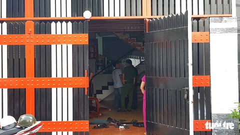Công an khám xét nơi ở đại gia đeo vàng Phúc XO - Ảnh 4. Công an khám xét nơi ở đại gia đeo vàng Phúc XO - Ảnh 4.