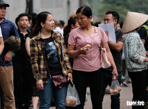 Ngáp vặt, chống cằm... vật vờ vỉa hè để xin visa đi Hàn - Ảnh 4. Ngáp vặt, chống cằm... vật vờ vỉa hè để xin visa đi Hàn - Ảnh 4.