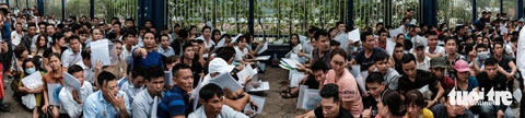 Ngáp vặt, chống cằm... vật vờ vỉa hè để xin visa đi Hàn - Ảnh 14. Ngáp vặt, chống cằm... vật vờ vỉa hè để xin visa đi Hàn - Ảnh 14.