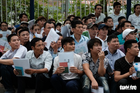 Ngáp vặt, chống cằm... vật vờ vỉa hè để xin visa đi Hàn - Ảnh 3. Ngáp vặt, chống cằm... vật vờ vỉa hè để xin visa đi Hàn - Ảnh 3.