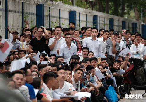 Ngáp vặt, chống cằm... vật vờ vỉa hè để xin visa đi Hàn - Ảnh 13. Ngáp vặt, chống cằm... vật vờ vỉa hè để xin visa đi Hàn - Ảnh 13.