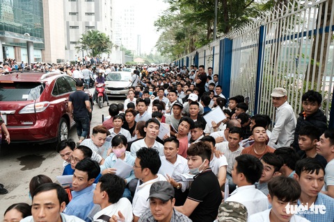 Ngáp vặt, chống cằm... vật vờ vỉa hè để xin visa đi Hàn - Ảnh 2. Ngáp vặt, chống cằm... vật vờ vỉa hè để xin visa đi Hàn - Ảnh 2.