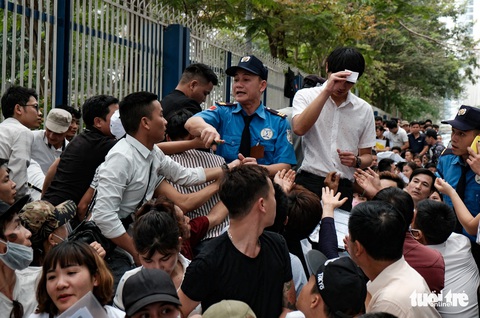 Ngáp vặt, chống cằm... vật vờ vỉa hè để xin visa đi Hàn - Ảnh 12. Ngáp vặt, chống cằm... vật vờ vỉa hè để xin visa đi Hàn - Ảnh 12.