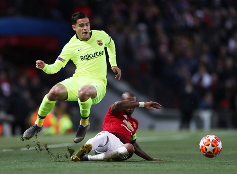 Để thua Barca, CĐV M.U trút giận lên Young - Ảnh 1. Để thua Barca, CĐV M.U trút giận lên Young - Ảnh 1.