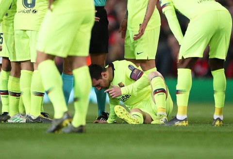 Messi đổ máu trong chiến thắng của Barca trước M.U - Ảnh 3. Messi đổ máu trong chiến thắng của Barca trước M.U - Ảnh 3.
