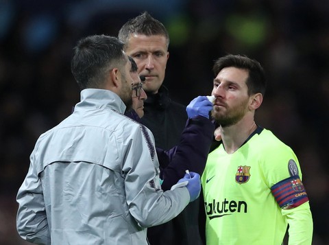 Messi đổ máu trong chiến thắng của Barca trước M.U - Ảnh 4. Messi đổ máu trong chiến thắng của Barca trước M.U - Ảnh 4.