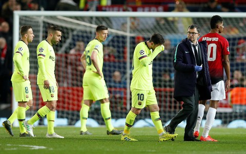 Messi đổ máu trong chiến thắng của Barca trước M.U - Ảnh 7. Messi đổ máu trong chiến thắng của Barca trước M.U - Ảnh 7.