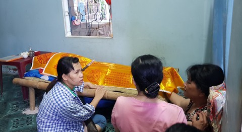 Nạn nhân đội khiêng quan tài bị xe tông vốn đạp xích lô, thợ hồ, làm thuê... - Ảnh 2. Nạn nhân đội khiêng quan tài bị xe tông vốn đạp xích lô, thợ hồ, làm thuê... - Ảnh 2.