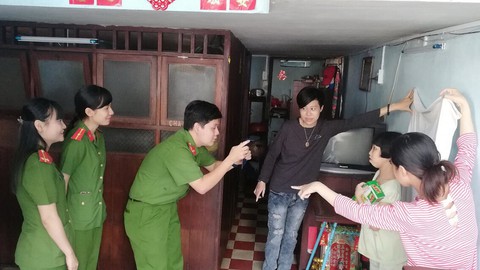 Chiến sĩ trẻ đến nhà dân làm căn cước, chống tín dụng đen - Ảnh 1. Chiến sĩ trẻ đến nhà dân làm căn cước, chống tín dụng đen - Ảnh 1.