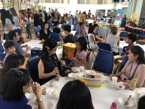Chiếc bánh kem hoa hướng dương được bán giá 6 triệu đồng - Ảnh 1. Chiếc bánh kem hoa hướng dương được bán giá 6 triệu đồng - Ảnh 1.