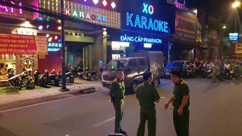 Công an TP.HCM phong tỏa, khám xét xuyên đêm quán karaoke của Phúc XO - Ảnh 1. Công an TP.HCM phong tỏa, khám xét xuyên đêm quán karaoke của Phúc XO - Ảnh 1.