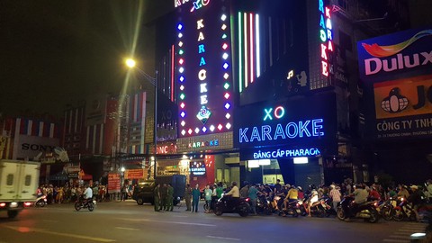 Công an TP.HCM phong tỏa, khám xét xuyên đêm quán karaoke của Phúc XO - Ảnh 2. Công an TP.HCM phong tỏa, khám xét xuyên đêm quán karaoke của Phúc XO - Ảnh 2.