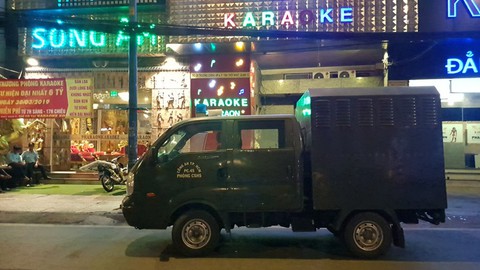 Công an TP.HCM phong tỏa, khám xét xuyên đêm quán karaoke của Phúc XO - Ảnh 3. Công an TP.HCM phong tỏa, khám xét xuyên đêm quán karaoke của Phúc XO - Ảnh 3.