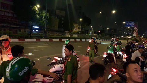Công an TP.HCM phong tỏa, khám xét xuyên đêm quán karaoke của Phúc XO - Ảnh 5. Công an TP.HCM phong tỏa, khám xét xuyên đêm quán karaoke của Phúc XO - Ảnh 5.