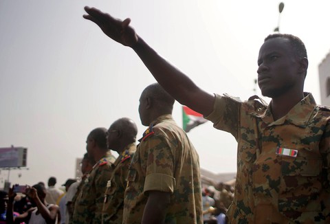 Tổng thống Sudan rơi đài vì phụ nữ - Ảnh 2. Tổng thống Sudan rơi đài vì phụ nữ - Ảnh 2.