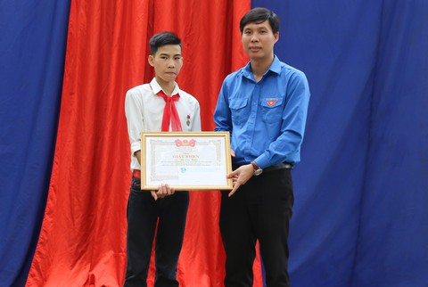 Tặng huy hiệu “Tuổi trẻ dũng cảm” cho nam sinh cứu 3 học sinh đuối nước - Ảnh 2. Tặng huy hiệu “Tuổi trẻ dũng cảm” cho nam sinh cứu 3 học sinh đuối nước - Ảnh 2.