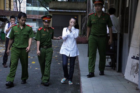 Đút túi 5,2 tỉ, nguyên nữ phó giám đốc Công ty Nguyễn Kim lãnh 7 năm tù - Ảnh 1. Đút túi 5,2 tỉ, nguyên nữ phó giám đốc Công ty Nguyễn Kim lãnh 7 năm tù - Ảnh 1.