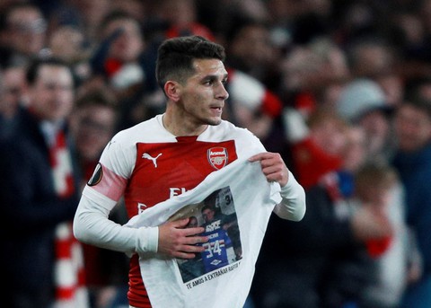 Torreira tặng bàn thắng cho người bạn thân vừa qua đời - Ảnh 1. Torreira tặng bàn thắng cho người bạn thân vừa qua đời - Ảnh 1.