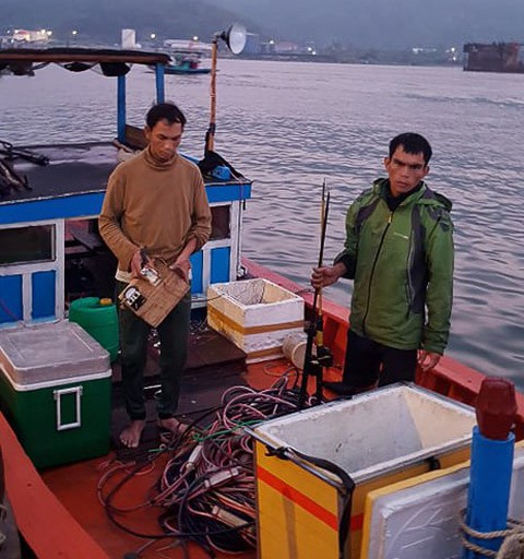 Bắt quả tang 6 tàu cá đánh bắt bằng kích điện trên vùng biển Sơn Trà - Ảnh 2. Bắt quả tang 6 tàu cá đánh bắt bằng kích điện trên vùng biển Sơn Trà - Ảnh 2.