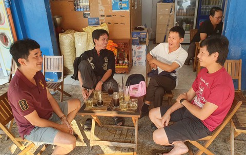 Cữ cà phê 7h30 sáng không sang hèn dìu nhau qua số phận - Ảnh 1. Cữ cà phê 7h30 sáng không sang hèn dìu nhau qua số phận - Ảnh 1.
