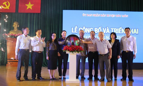 Dân Hóc Môn có thể nộp hồ sơ, lấy số thứ tự giao dịch bằng điện thoại - Ảnh 1. Dân Hóc Môn có thể nộp hồ sơ, lấy số thứ tự giao dịch bằng điện thoại - Ảnh 1.