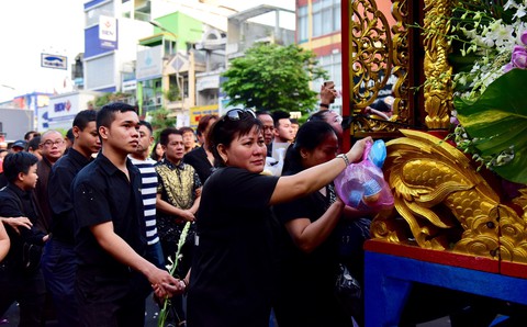Hàng ngàn người tiễn đưa nghệ sĩ Anh Vũ - Ảnh 7. Hàng ngàn người tiễn đưa nghệ sĩ Anh Vũ - Ảnh 7.
