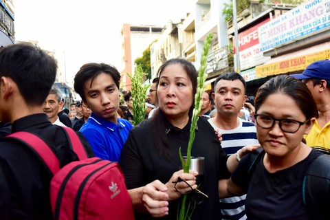 Hàng ngàn người tiễn đưa nghệ sĩ Anh Vũ - Ảnh 3. Hàng ngàn người tiễn đưa nghệ sĩ Anh Vũ - Ảnh 3.