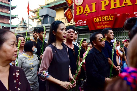 Hàng ngàn người tiễn đưa nghệ sĩ Anh Vũ - Ảnh 6. Hàng ngàn người tiễn đưa nghệ sĩ Anh Vũ - Ảnh 6.