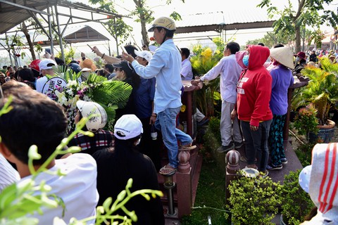 Chen lấn, livestream náo loạn tại lễ an táng nghệ sĩ Anh Vũ - Ảnh 1. Chen lấn, livestream náo loạn tại lễ an táng nghệ sĩ Anh Vũ - Ảnh 1.