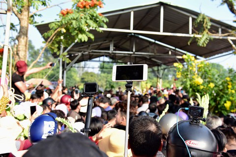 Chen lấn, livestream náo loạn tại lễ an táng nghệ sĩ Anh Vũ - Ảnh 2. Chen lấn, livestream náo loạn tại lễ an táng nghệ sĩ Anh Vũ - Ảnh 2.