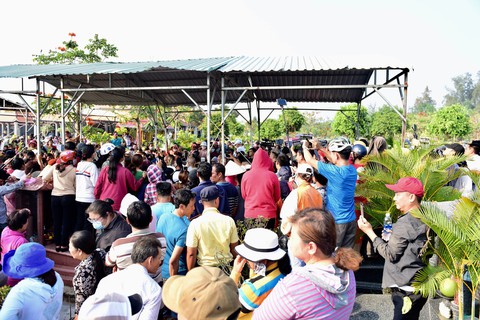 Chen lấn, livestream náo loạn tại lễ an táng nghệ sĩ Anh Vũ - Ảnh 3. Chen lấn, livestream náo loạn tại lễ an táng nghệ sĩ Anh Vũ - Ảnh 3.