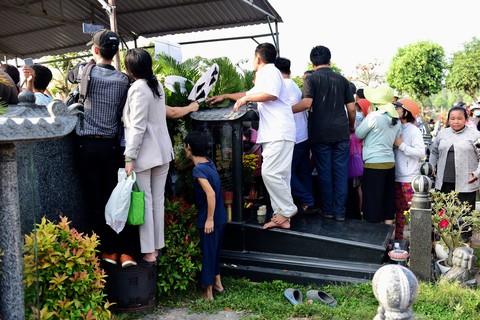 Chen lấn, livestream náo loạn tại lễ an táng nghệ sĩ Anh Vũ - Ảnh 4. Chen lấn, livestream náo loạn tại lễ an táng nghệ sĩ Anh Vũ - Ảnh 4.