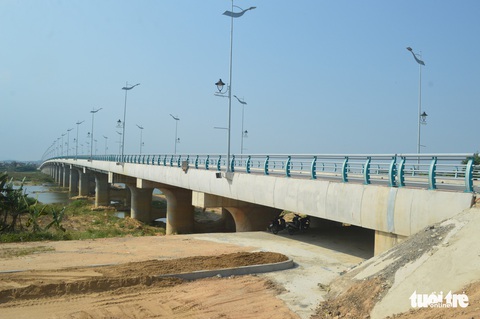 Vướng 1 hộ dân, cầu hơn 600 tỉ đồng đành phải nằm chờ - Ảnh 4. Vướng 1 hộ dân, cầu hơn 600 tỉ đồng đành phải nằm chờ - Ảnh 4.