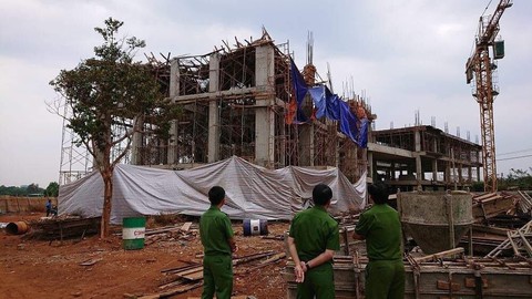 Sập giàn giáo công trình đang xây, ít nhất 8 người bị thương - Ảnh 1. Sập giàn giáo công trình đang xây, ít nhất 8 người bị thương - Ảnh 1.
