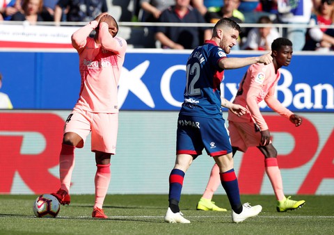 Vắng Messi, Barca bị đội chót bảng Huesca cầm chân - Ảnh 1. Vắng Messi, Barca bị đội chót bảng Huesca cầm chân - Ảnh 1.
