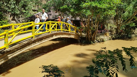 Hàng trăm khối bùn nạo vét hồ Xuân Hương tràn xuống, suối Prenn đục ngầu - Ảnh 3. Hàng trăm khối bùn nạo vét hồ Xuân Hương tràn xuống, suối Prenn đục ngầu - Ảnh 3.